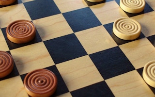 الداما الروسية: استراتيجية كلاسيكية برؤية عصرية (Russian Checkers)